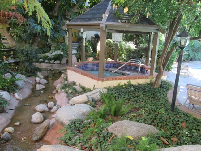 Building Photo - Northridge 3+2.5 in gated community w/pool...