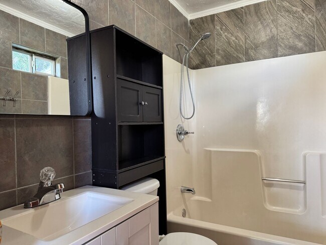 Building Photo - 3 Bedroom 2 Bathroom Home in SW Oklahoma C...