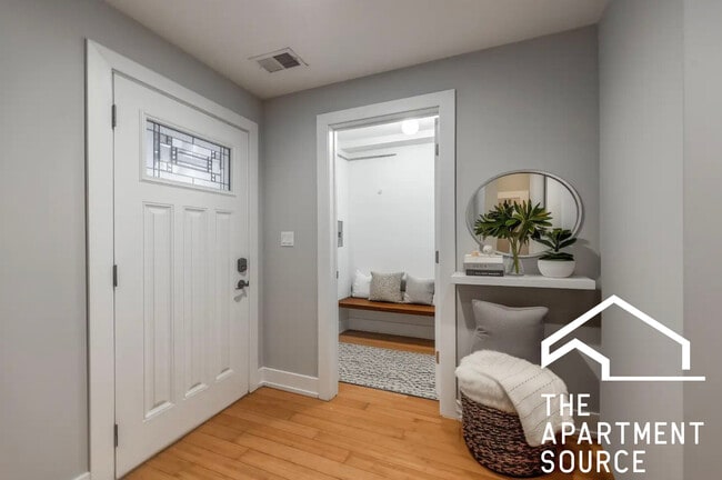 Building Photo - 1337 W Walton St