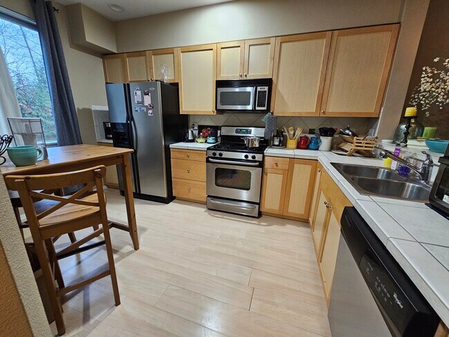 Spacious kitchen with large window - 12231 NE 109th Pl