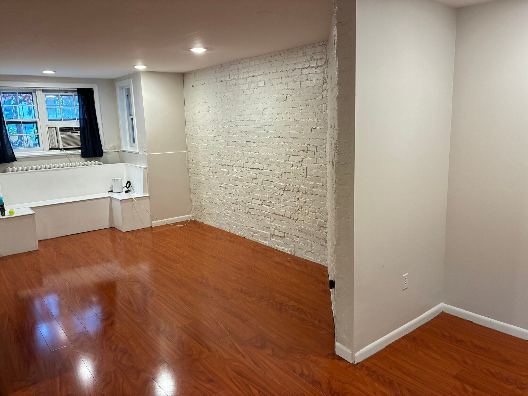 Building Photo - 625 C St NE