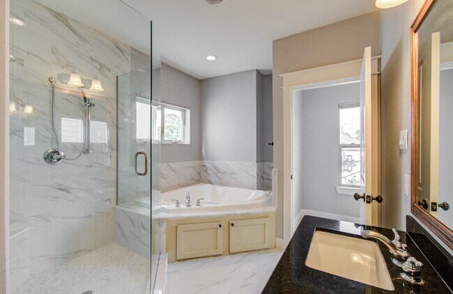 Building Photo - 517 Fowler St