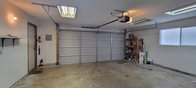 Building Photo - Quiet Cul de Sac With RV Parking in North Redding