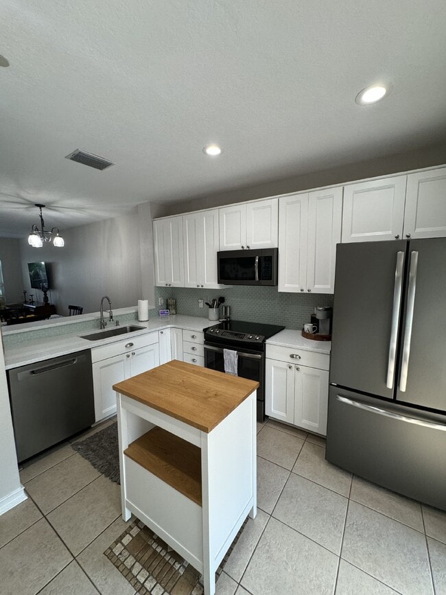 Building Photo - "Charming 2-Bed Home"