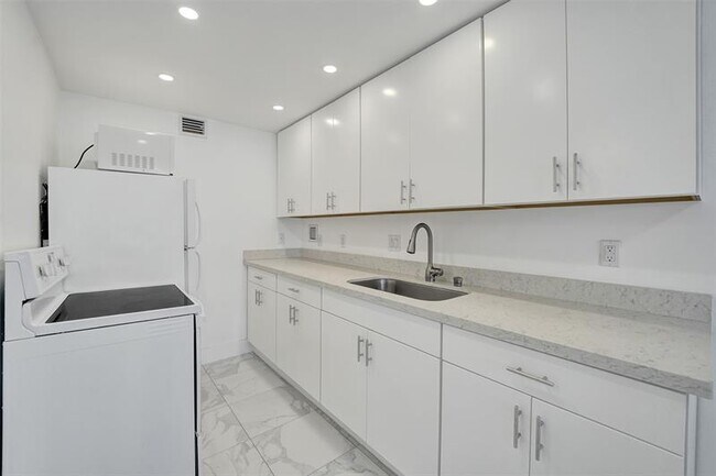 Building Photo - 3015 N Ocean Blvd