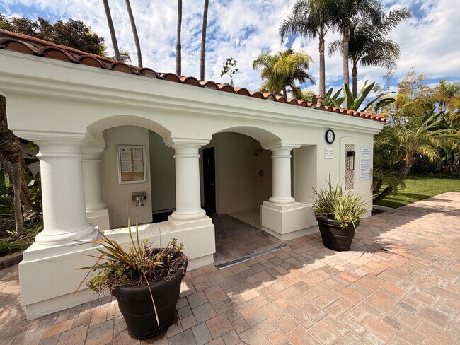 Building Photo - Beautiful 3 Bedroom, 2.5 Bathroom Newport ...