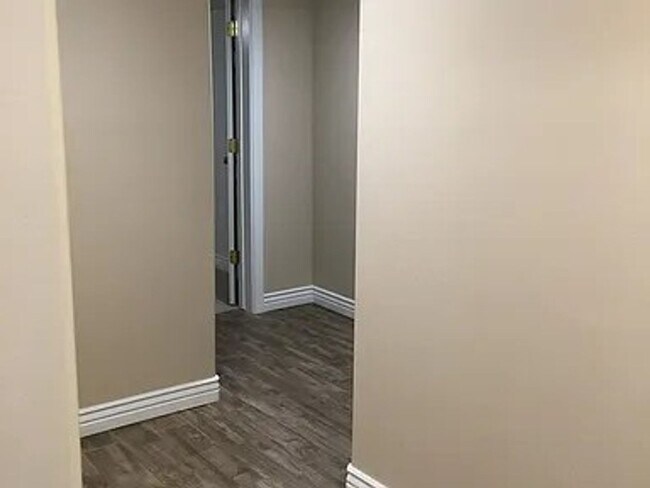 Building Photo - 2 Bedroom Walk out Basement Apartment