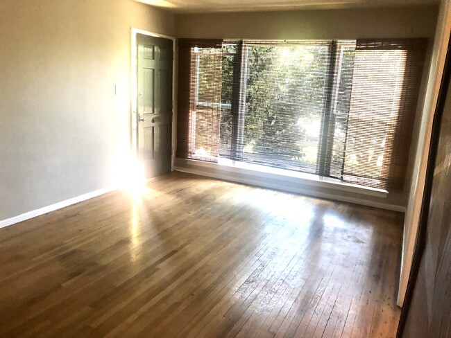 very bright living room - 603 9th St