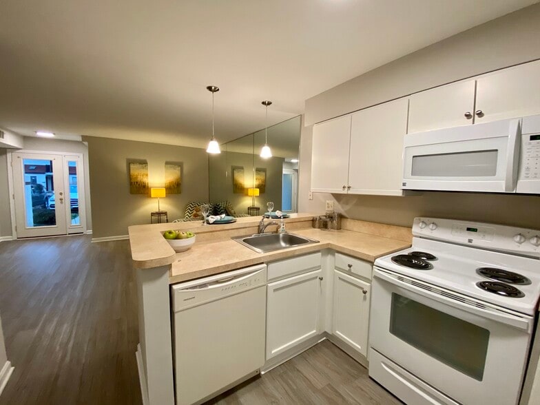 Building Photo - 26D Queen Anne Way