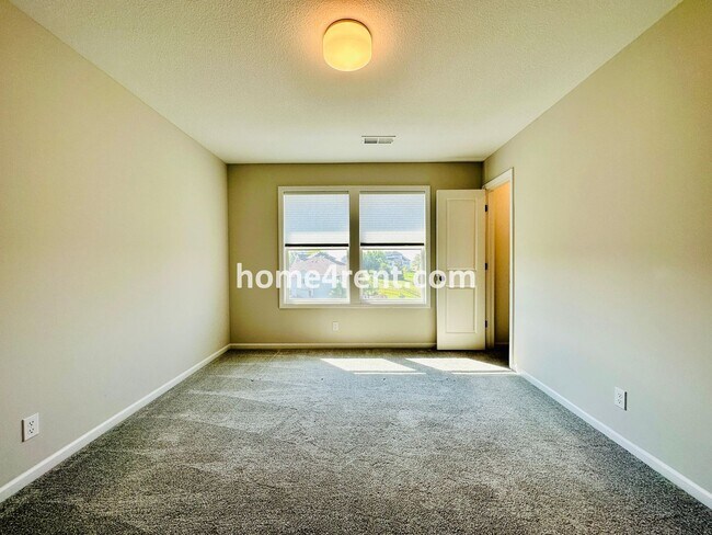 Building Photo - Exceptional Olathe Home in the Cedar Creek Subdivision w/ Wood Floors and a Finished Basment!