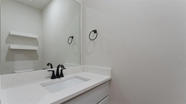 Building Photo - 1861 Lapis Ave