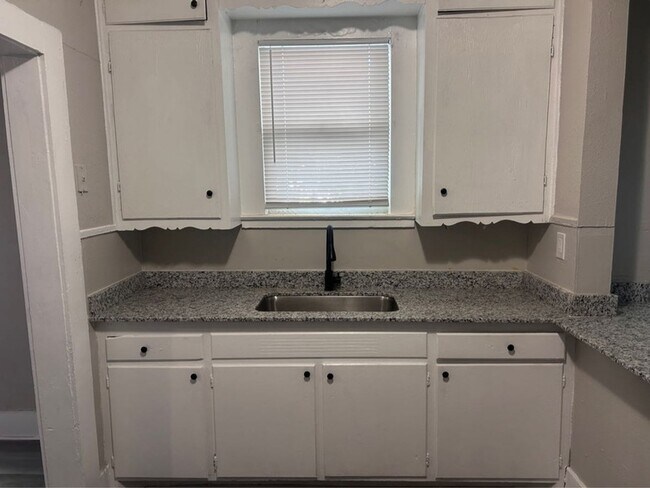 Building Photo - 1710 W 15th St