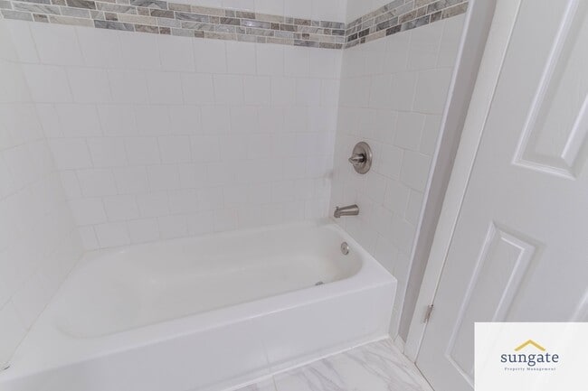 Building Photo - 4254 Cayuga Rd