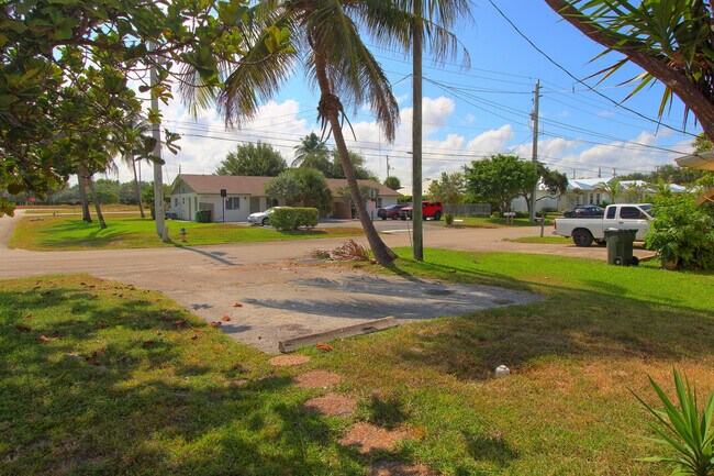 Building Photo - 1045 Miami Blvd