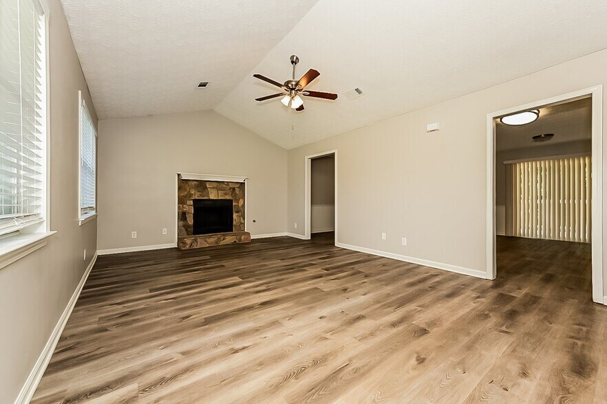 Building Photo - 221 Greenleaf Dr