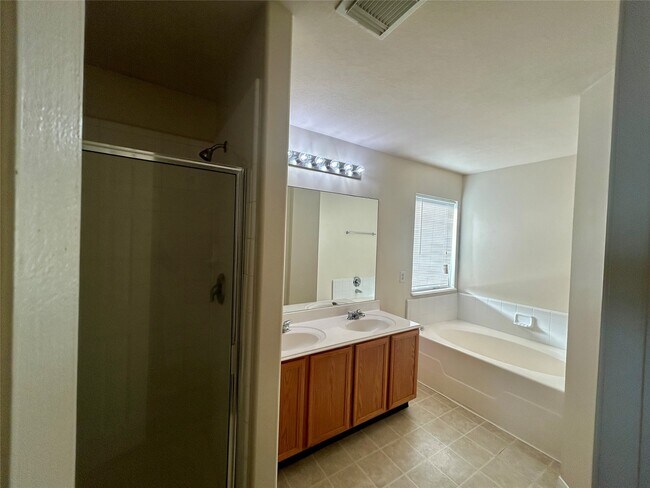 Building Photo - 19718 River Pointe Ln