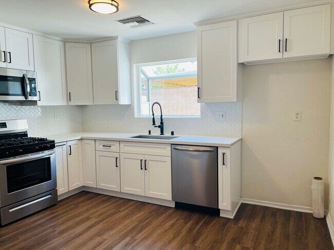 Building Photo - Spacious 3 Bedroom 2 Bath Home - Big Backyard – Simi Valley