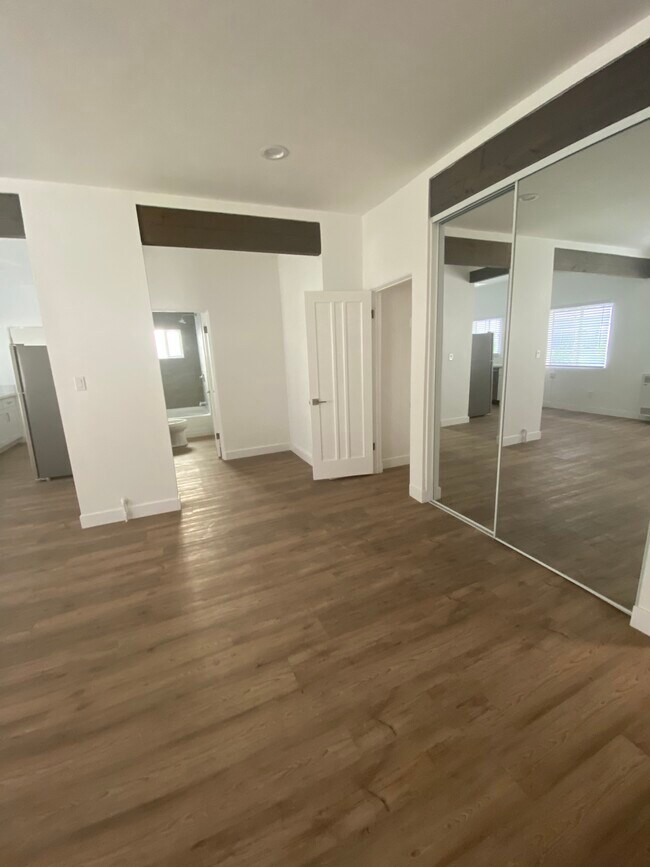 Building Photo - 722 S Manhattan Pl