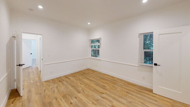 Building Photo - 1021 S Hayworth Ave