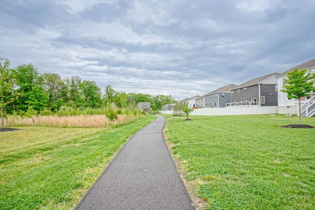 Building Photo - 32 Westmont Dr