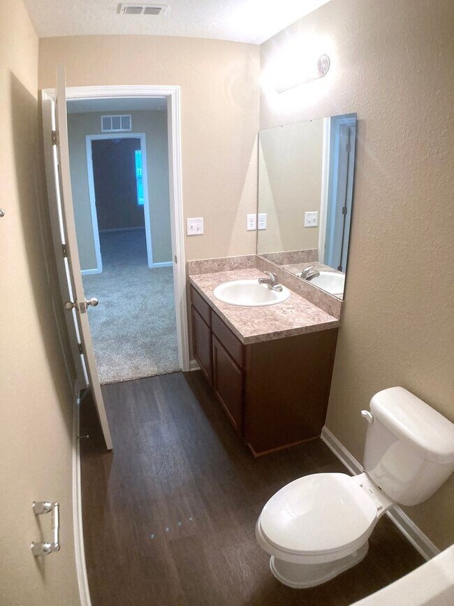 Building Photo - Roomy 3BR Home in NW Jacksonville – 2.5 Ba...