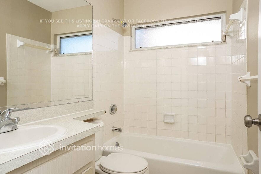 Building Photo - 7115 Queen Palm Cir