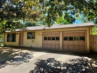 Building Photo - Spacious Pet-Friendly House