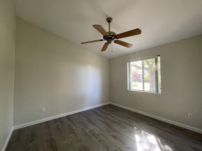 Building Photo - 1609 Diamond Ave