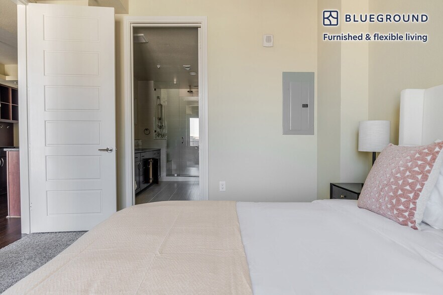 Building Photo - 214 Barton Springs Rd