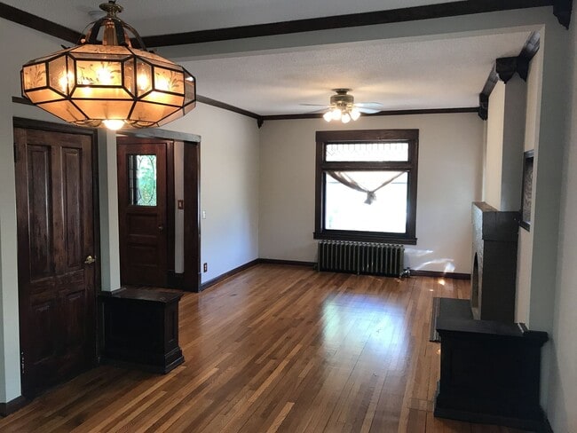 Building Photo - DO NOT MISS! Four-Bedroom Single Family Ho...