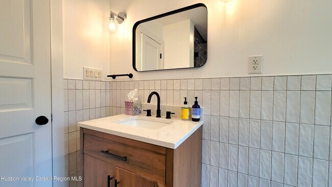 Building Photo - 90 Van Dale Rd