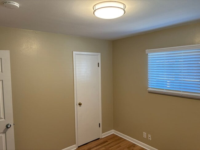 Building Photo - 3 bedroom/1 bath home with additional deta...
