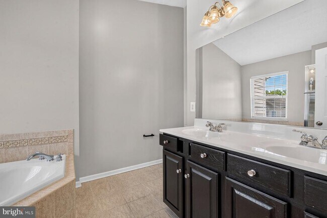 Building Photo - 711 Wineberry Way