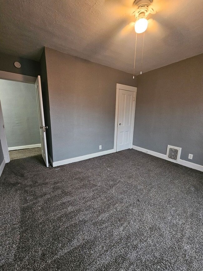 Building Photo - 606-608 W 9th Street