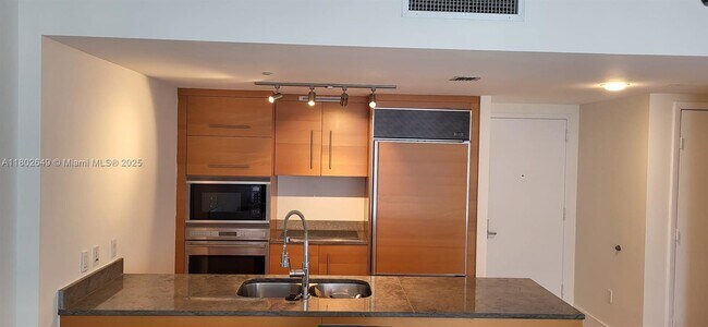 Building Photo - 475 Brickell Ave