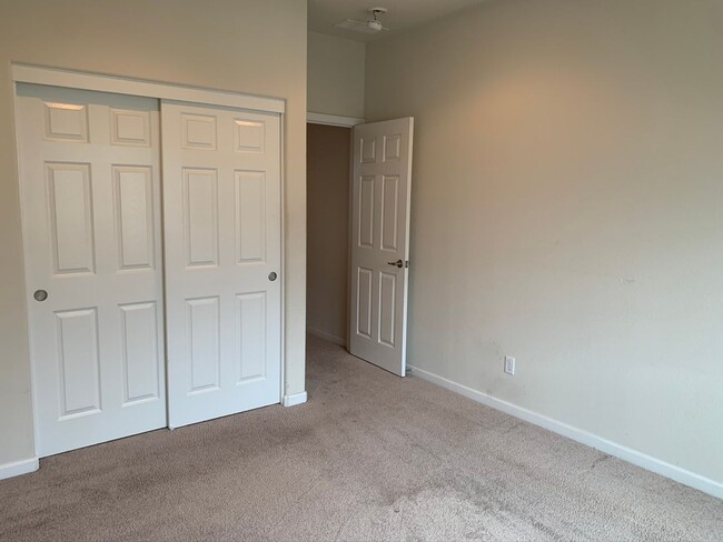Building Photo - 3 Bed/3 Bath Newer Townhome in Desirable Ardenwood Neighborhood
