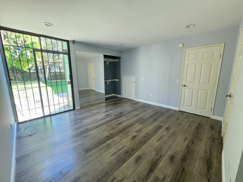 Building Photo - 11107 Arminta St