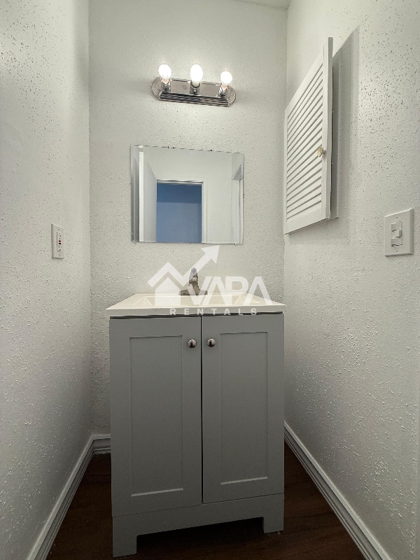 Building Photo - 5835 Freemans Farm St