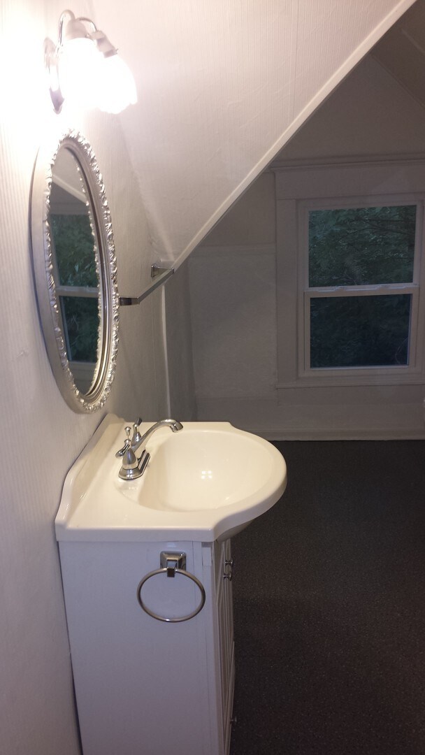 Building Photo - 4 Bedroom House