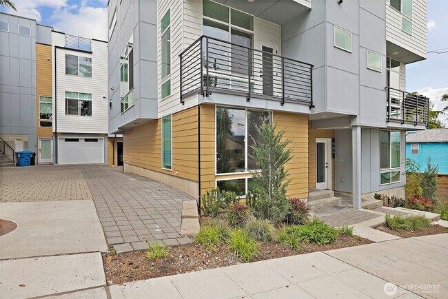 Building Photo - 902 N 86th St
