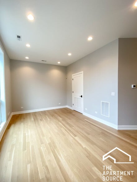 Building Photo - 1050 W Cornelia Ave