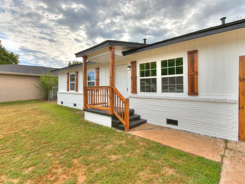 Primary Photo - 8308 NE 33rd St