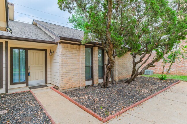 Building Photo - 2815 Arrowhead Dr