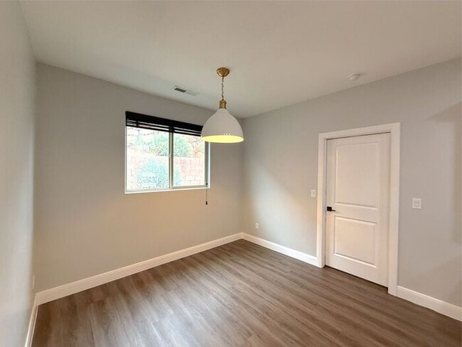 Building Photo - 4 bed, 2.5 bath duplex unit w/2 car garage