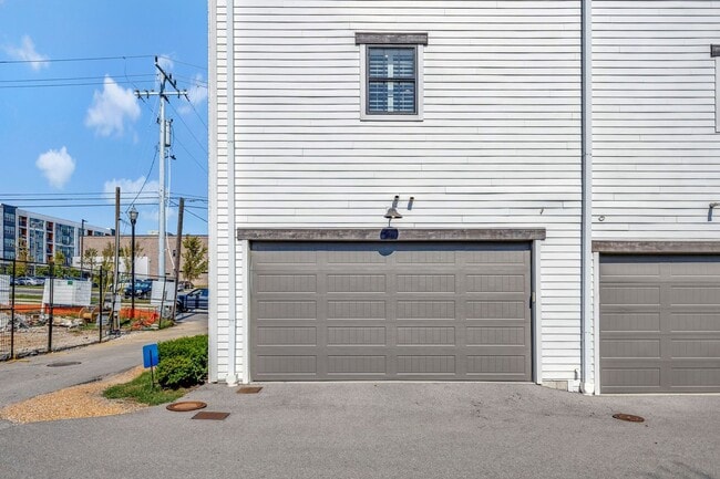 Building Photo - Modern living in Salemtown!