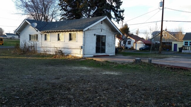 Building Photo - Large 3 br near YVCC