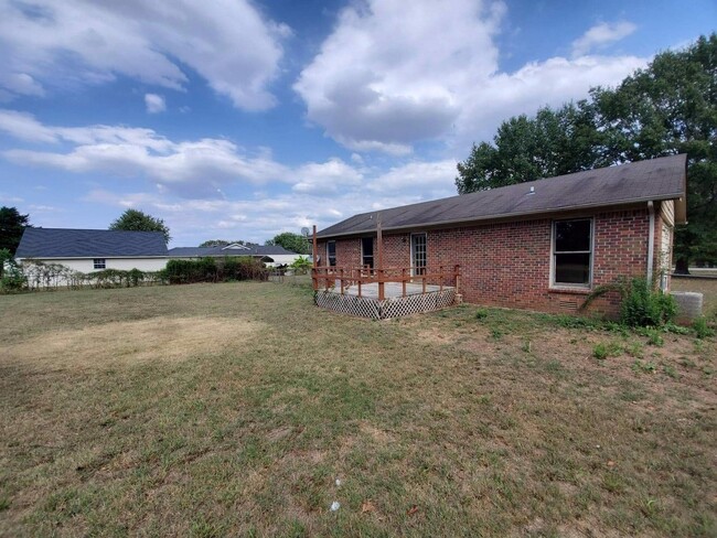 Building Photo - 3 Bedroom 2 Bath Home on almost 1 Acre Lot