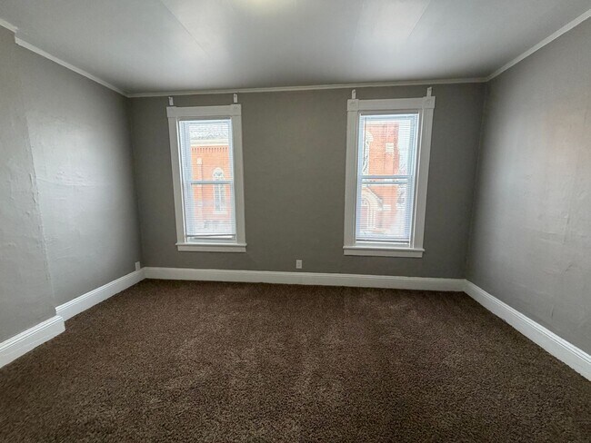 Building Photo - 203 W Dewald St