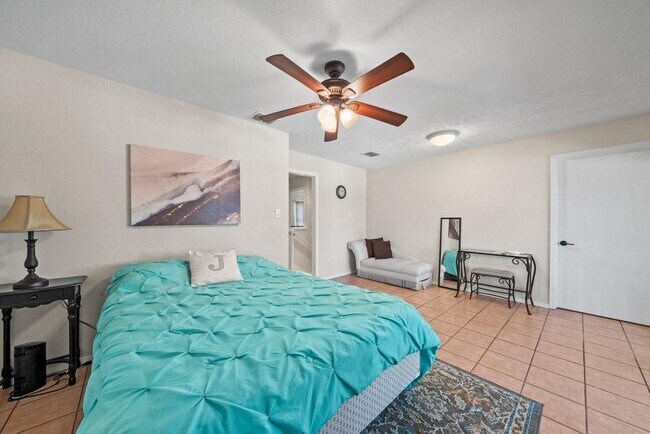 Building Photo - 2033 Lakeview Dr