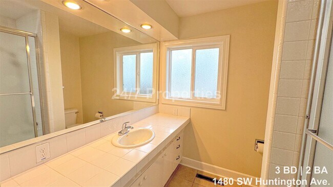 Building Photo - 1480 SW Huntington Ave